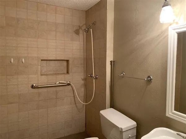 $2,300 | 201 Starbright Drive, Austin, TX 78745