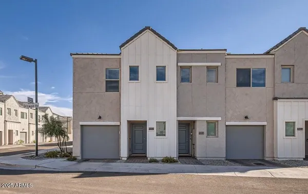 $1,960 | 2241 West Griswold Road, Phoenix, AZ 85021