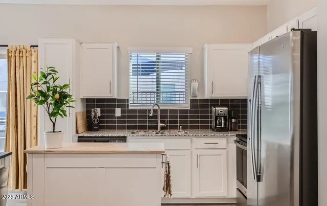 $1,995 | 2241 West Griswold Road, Phoenix, AZ 85021