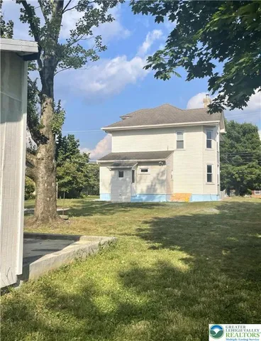 a view of a house with a yard