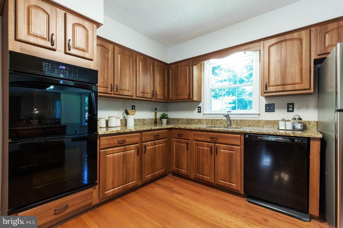 7324 Jenna Road Springfield, VA 22153 - Photo 18 of 64 Double wall ovens