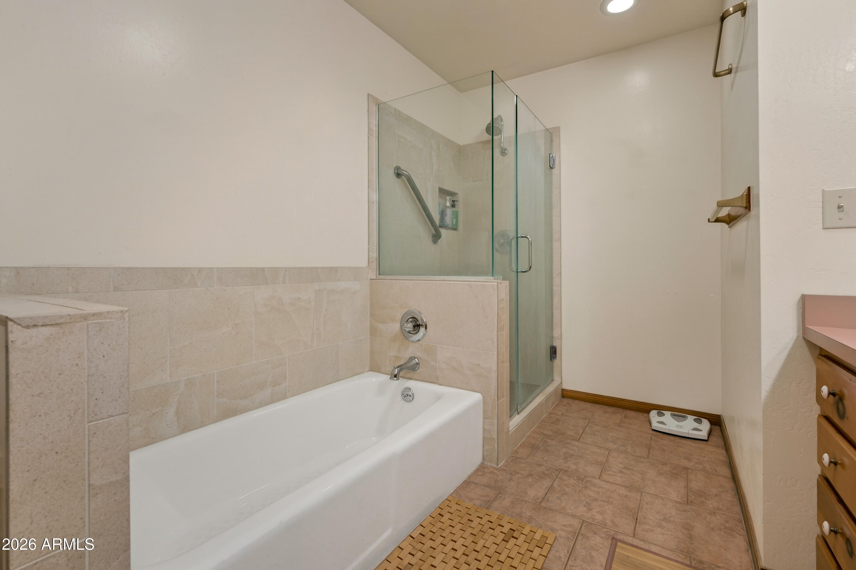 2215 Lariat Road Sedona, AZ 86336 - Photo 26 of 45 a bathroom with a bathtub and shower
