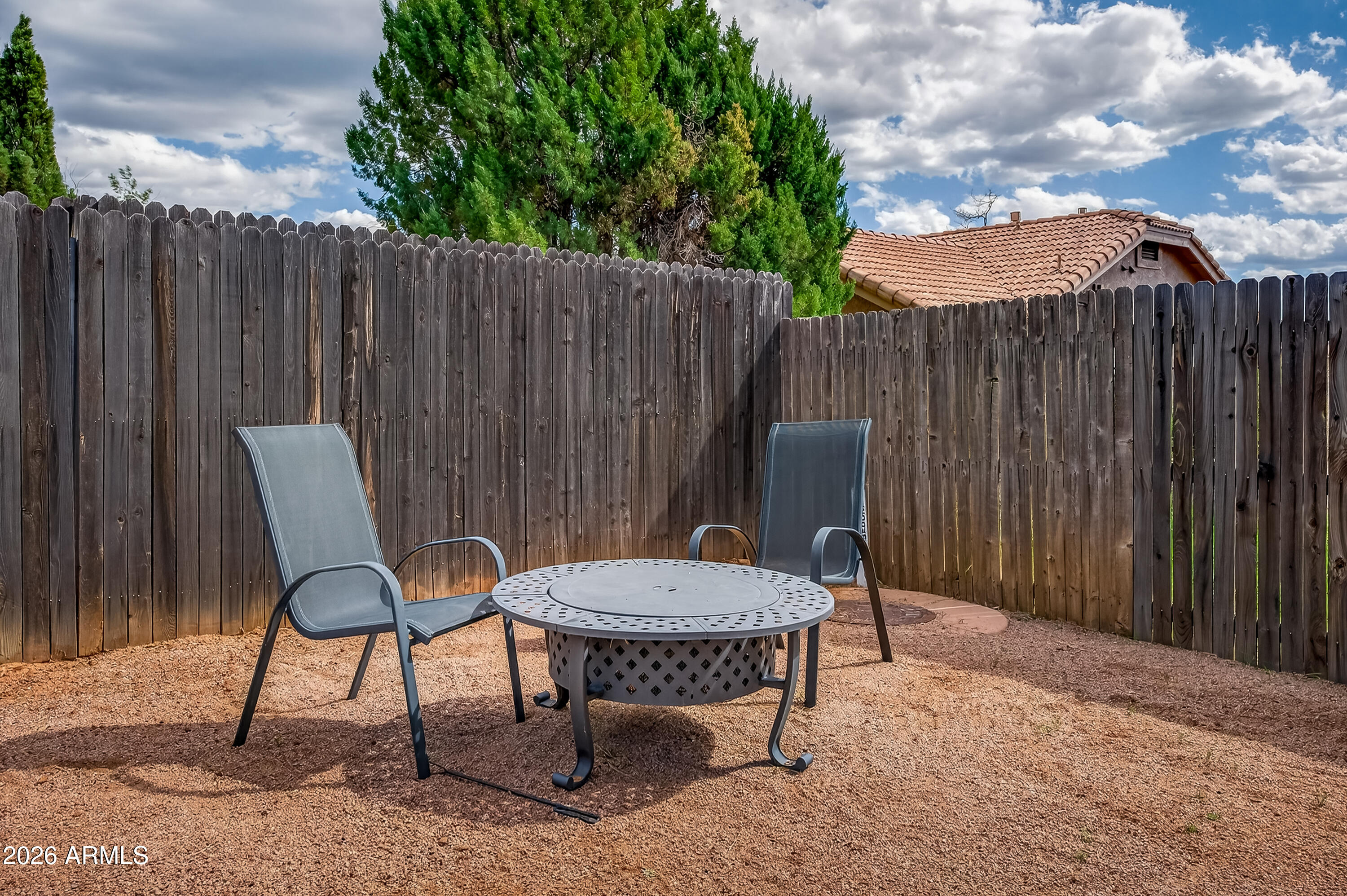 2215 Lariat Road Sedona, AZ 86336 - Photo 40 of 45 a backyard of a house with table and chairs