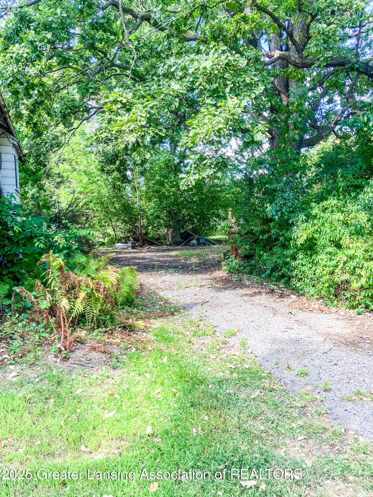 2812 Pleasant Grove Road Lansing, MI 48910 - Photo 5 of 28 Driveway