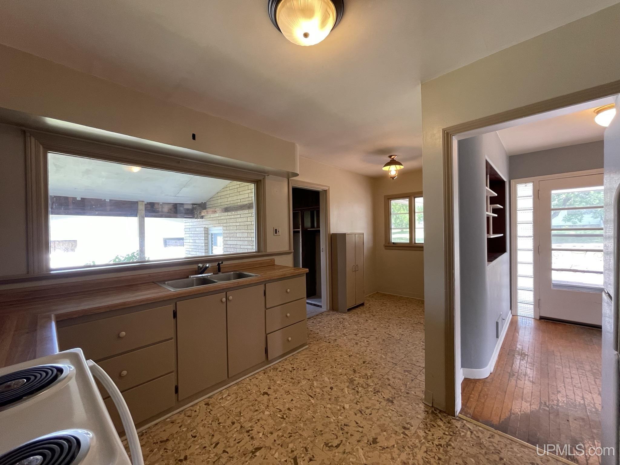 102 West Fall Street L'Anse, MI 49946 - Photo 11 of 43