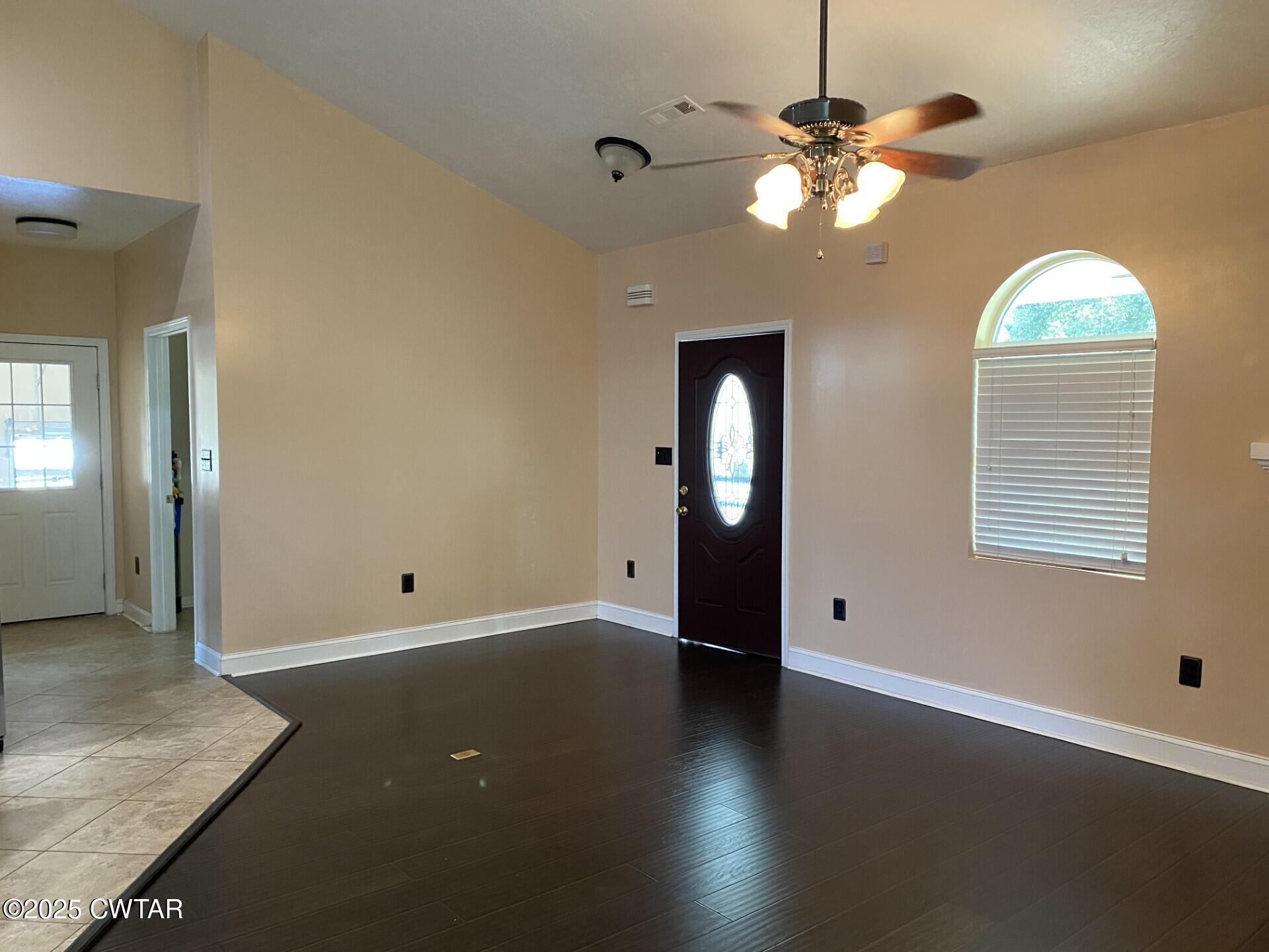 215 Jamie Lane Ridgely, TN 38080 - Photo 10 of 28 Jamie Lane living room
