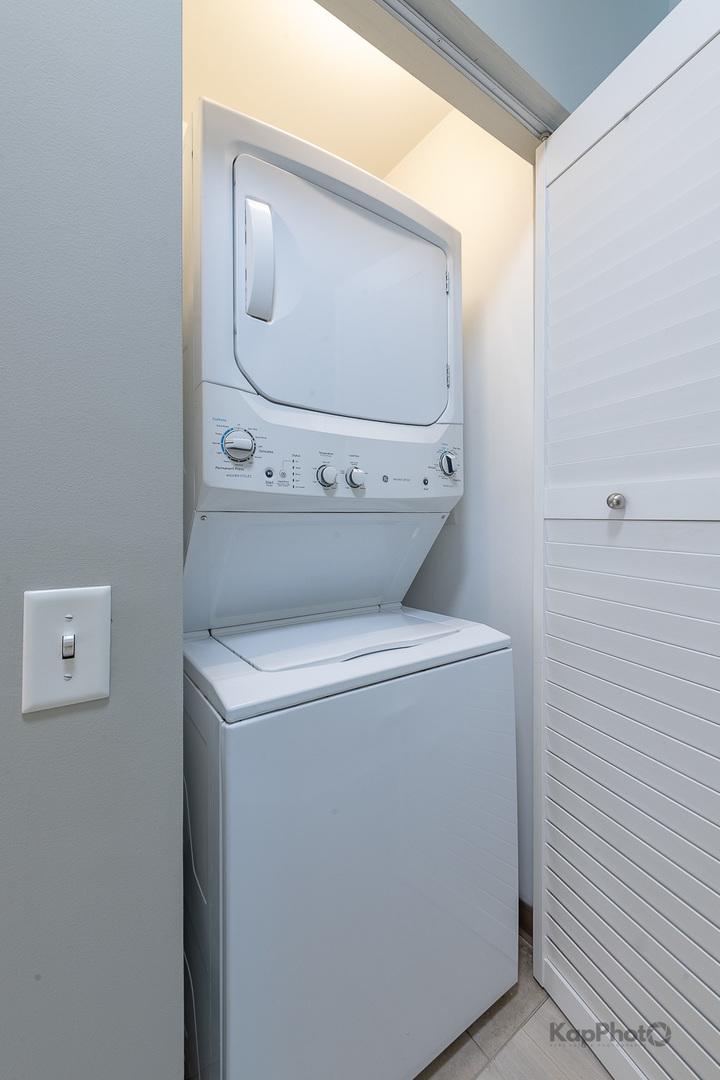 757 North Orleans Street, Unit 1104 Chicago, IL 60654 - Photo 19 of 30 a utility room with dryer and washer