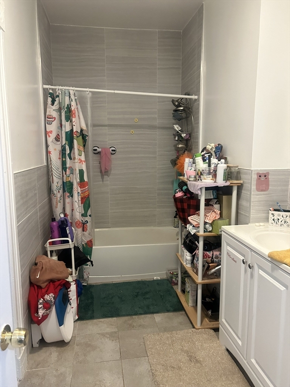 51 Acushnet Avenue Springfield, MA 01105 - Photo 18 of 22 a bathroom with a bathtub sink and mirror