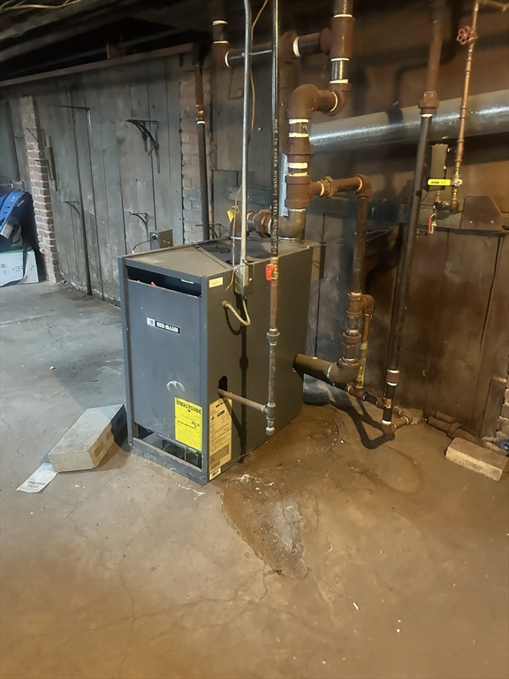 51 Acushnet Avenue Springfield, MA 01105 - Photo 20 of 22 an empty room with gym equipment