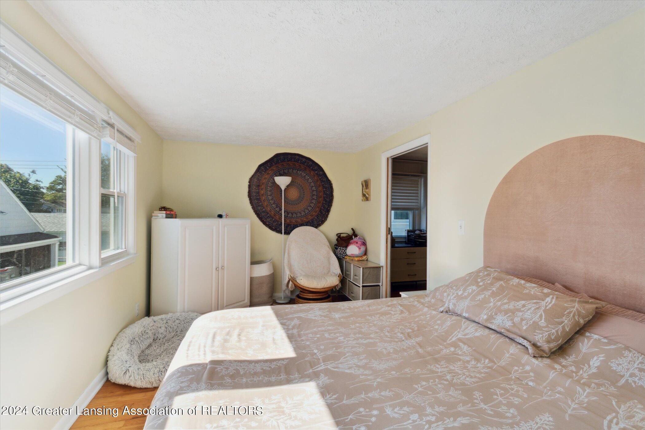 566 Riley Street Lansing, MI 48910 - Photo 20 of 36 23-566-Riley-St-Lansing-MI-48910-WindowS