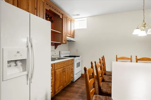 en empty room with windows and ceiling fan