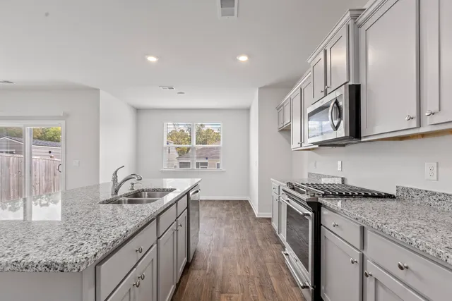 $437,500 | 186 Cloverleaf Street, Summerville, SC 29483