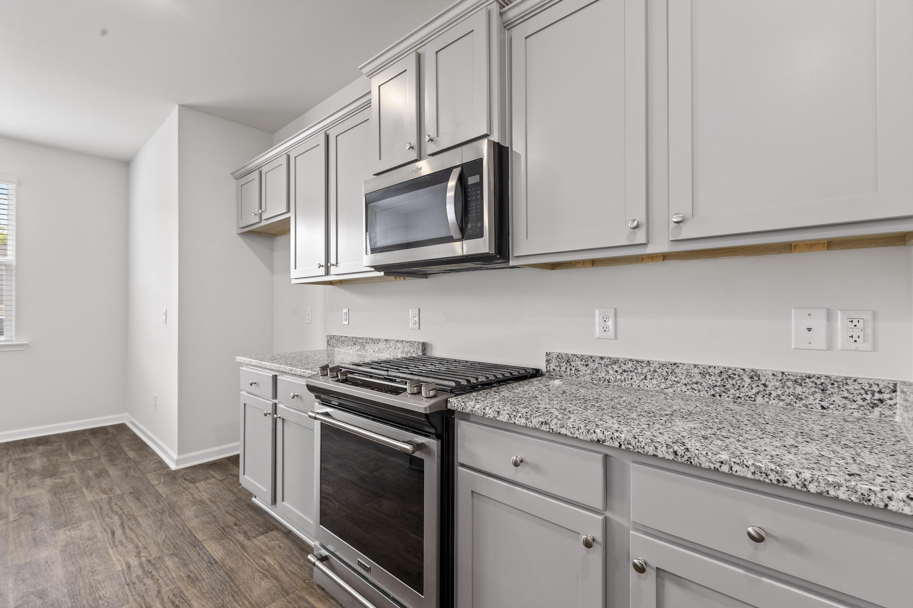 186 Cloverleaf Street Summerville, SC 29483 - Photo 13 of 51 186CloverleafSt-CasaVerdeMediaLLC20