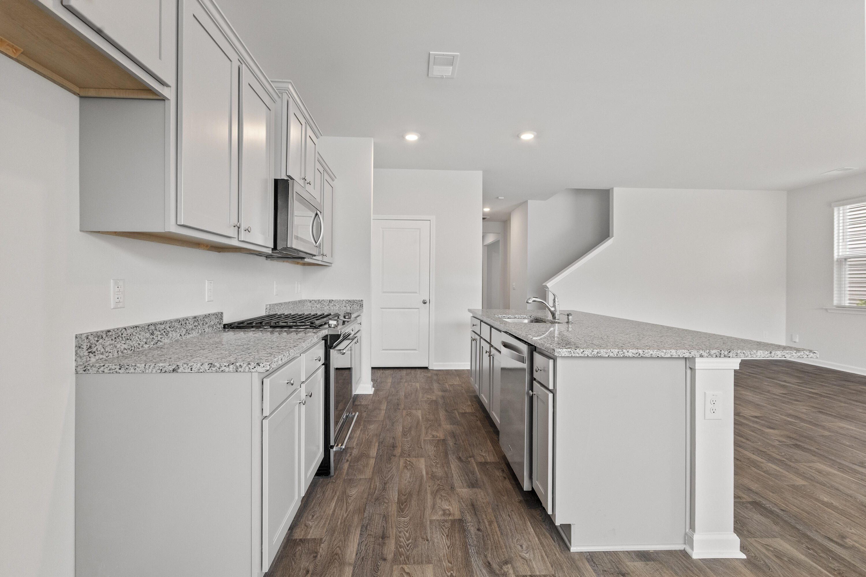 186 Cloverleaf Street Summerville, SC 29483 - Photo 15 of 51 186CloverleafSt-CasaVerdeMediaLLC22