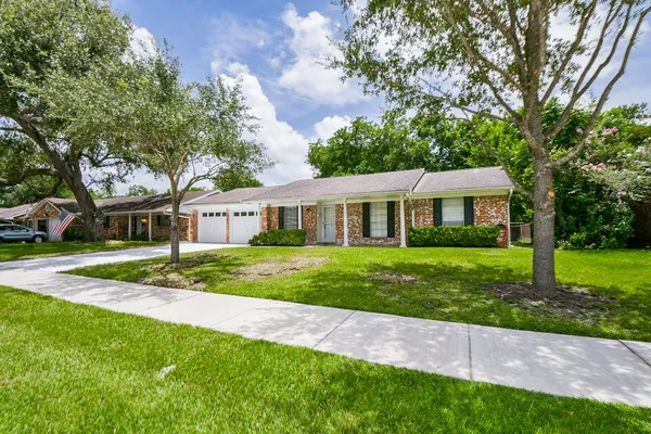 $1,950 | 2303 Willow Boulevard, Pearland, TX 77581