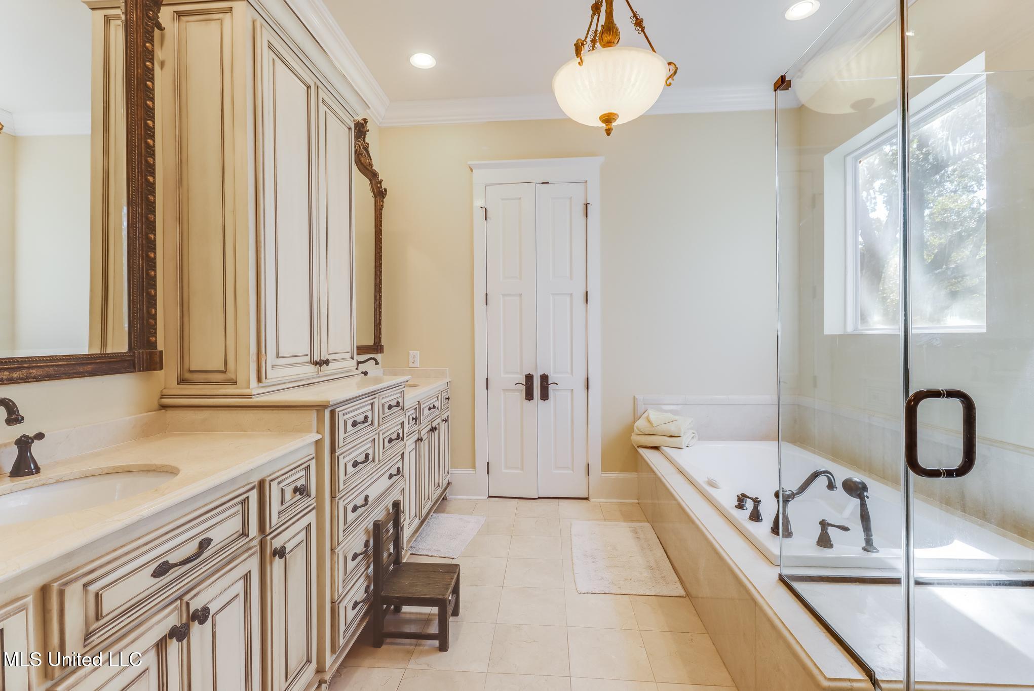 726 Wiggins Circle Pascagoula, MS 39581 - Photo 21 of 54 Primary bath level 2