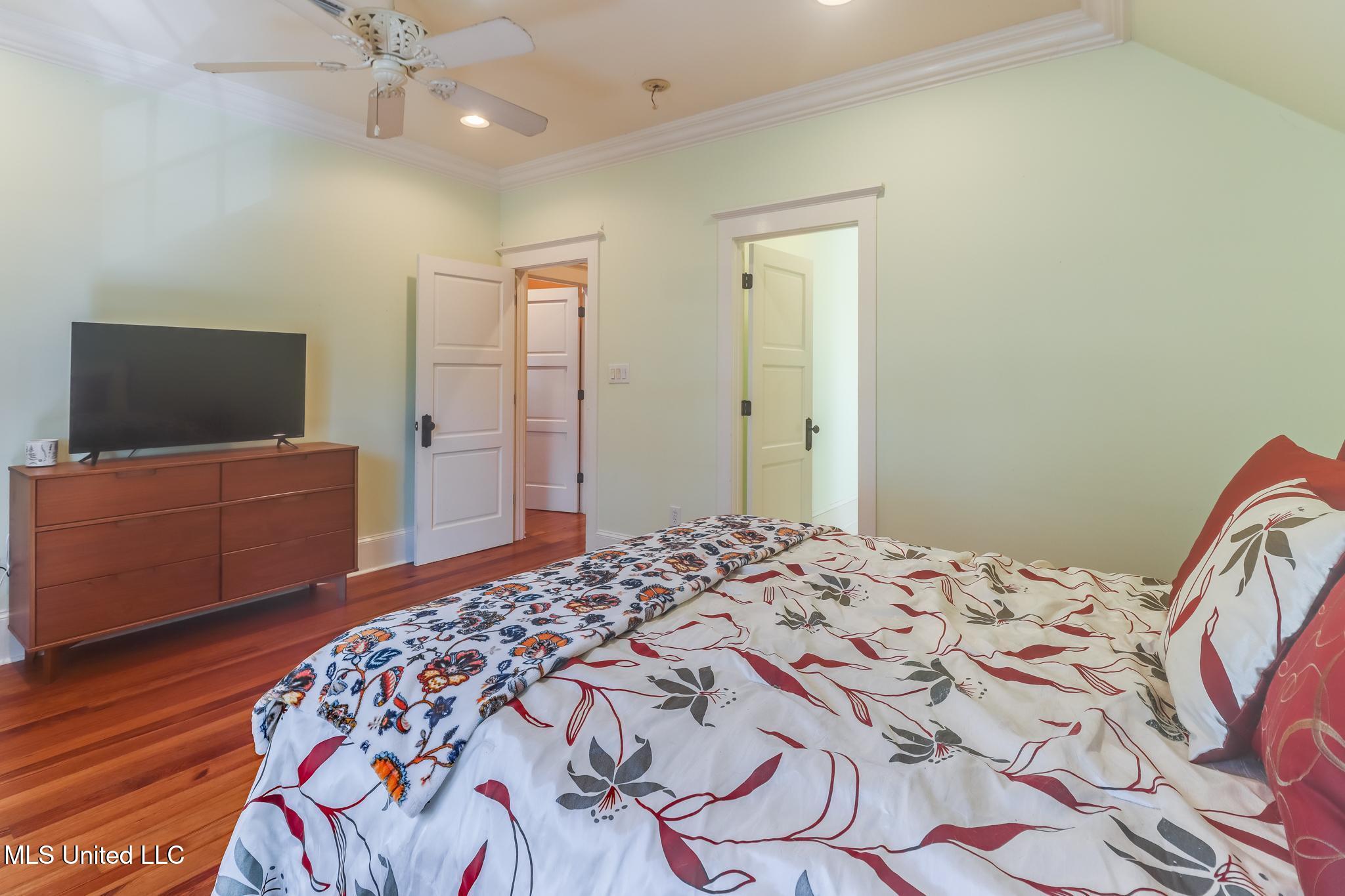 726 Wiggins Circle Pascagoula, MS 39581 - Photo 35 of 54 Ensuite #3 level 3