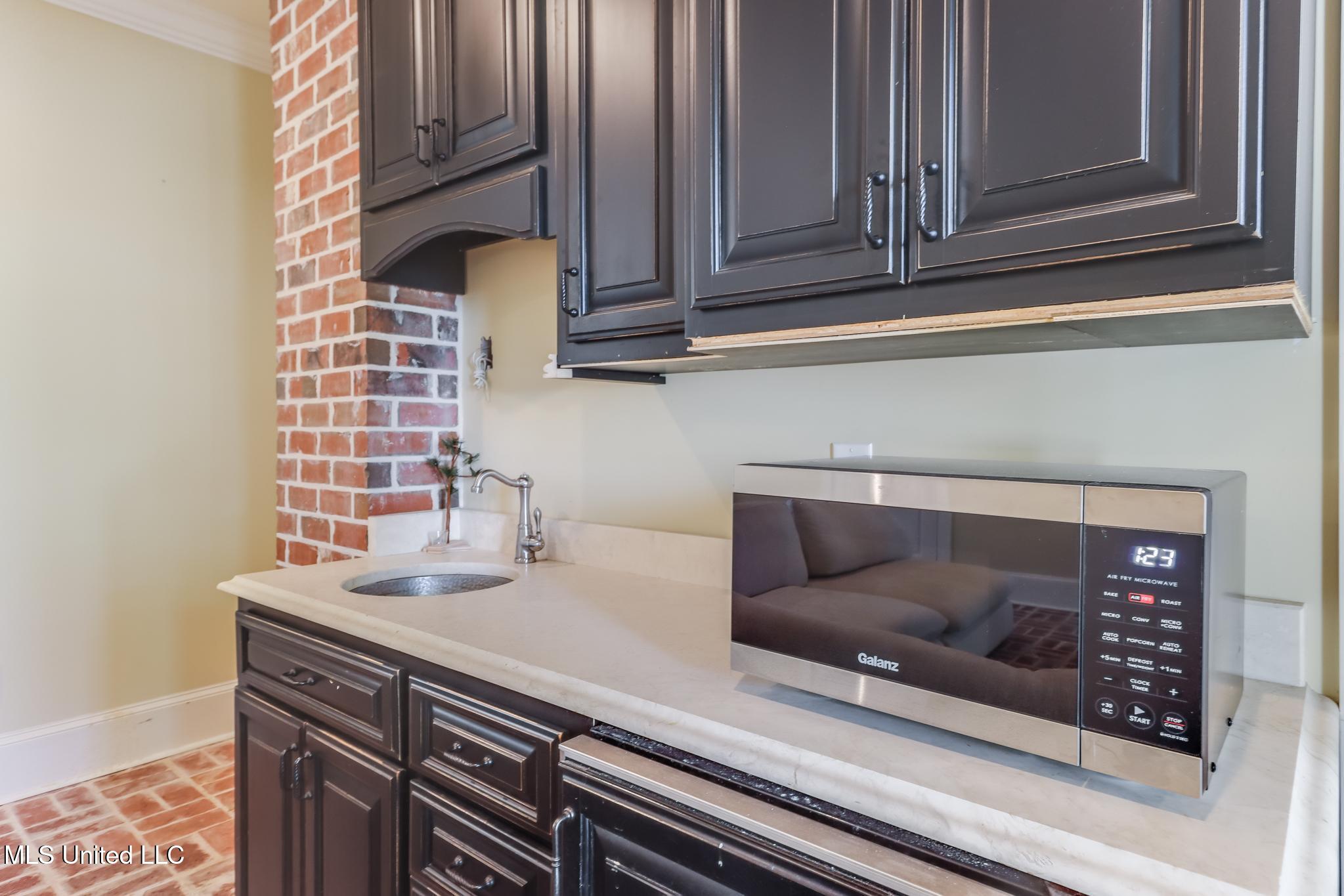 726 Wiggins Circle Pascagoula, MS 39581 - Photo 46 of 54 Wet bar level 1