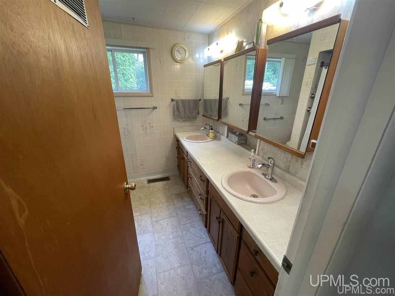 5340 12th Road Escanaba, MI 49829 - Photo 24 of 38