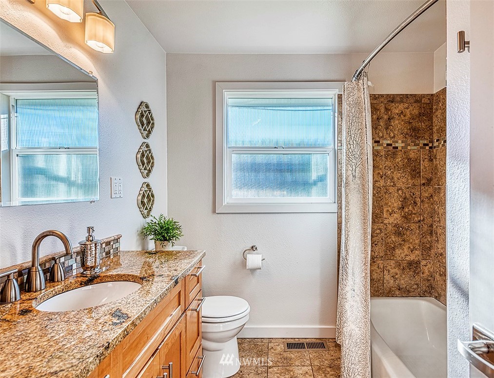 1045 Daley Street Edmonds, WA 98020 - Photo 12 of 23