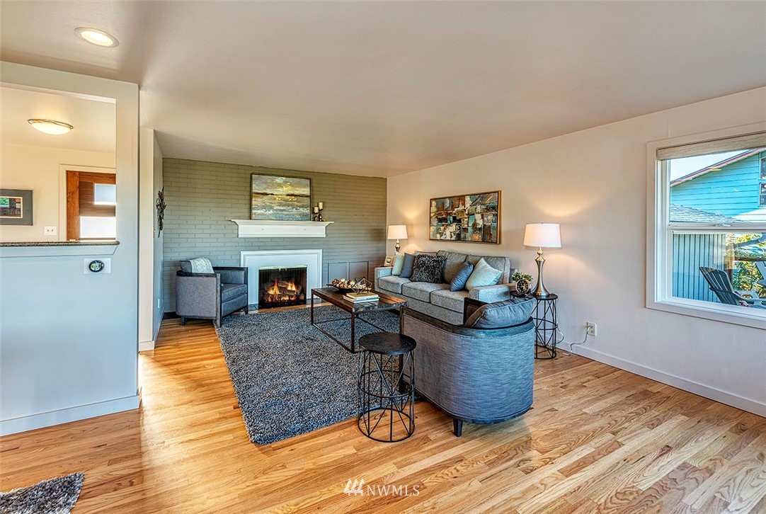 1045 Daley Street Edmonds, WA 98020 - Photo 4 of 23