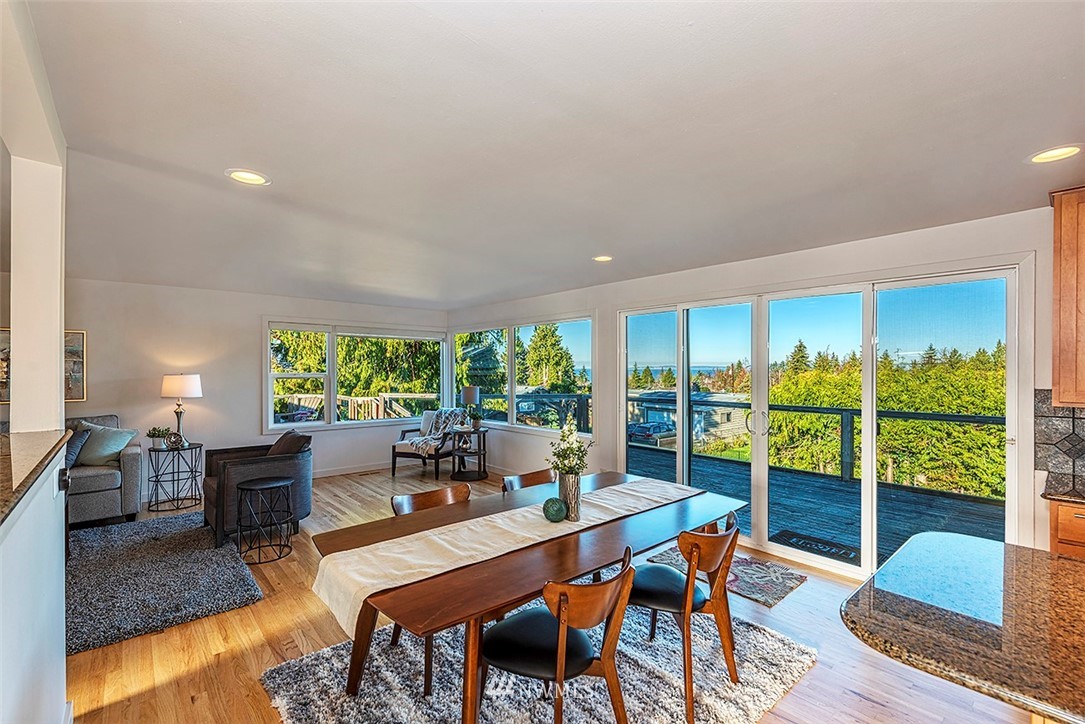 1045 Daley Street Edmonds, WA 98020 - Photo 6 of 23