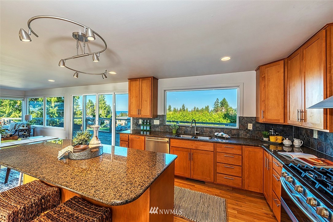 1045 Daley Street Edmonds, WA 98020 - Photo 7 of 23