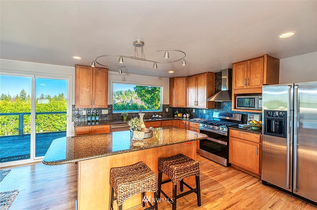 1045 Daley Street Edmonds, WA 98020 - Photo 8 of 23