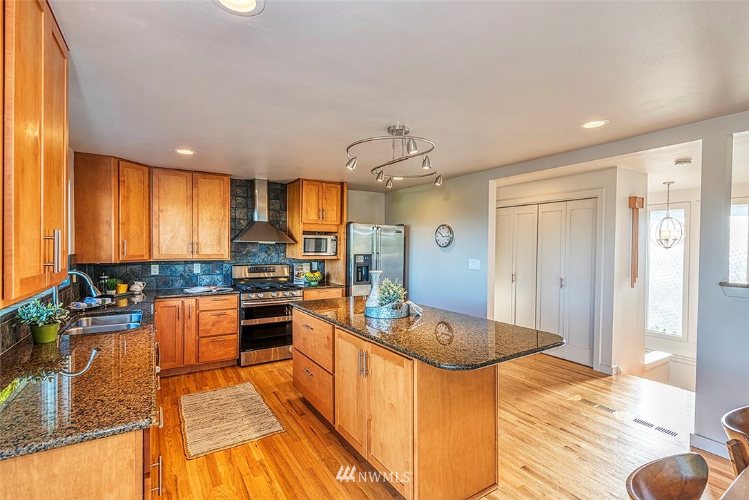 1045 Daley Street Edmonds, WA 98020 - Photo 9 of 23