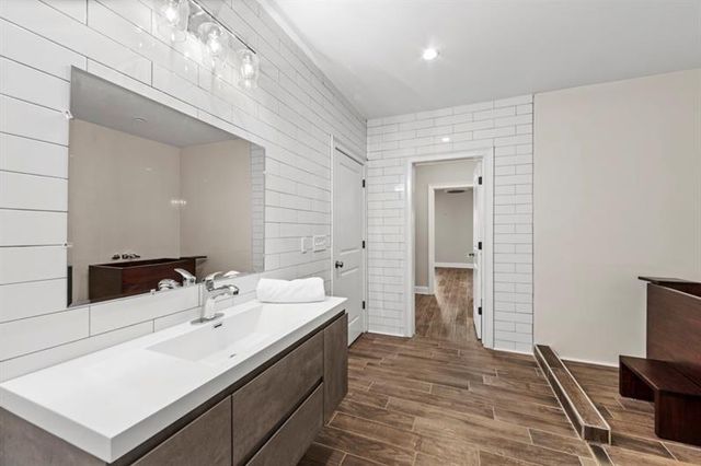 a view of a yard along with pathway