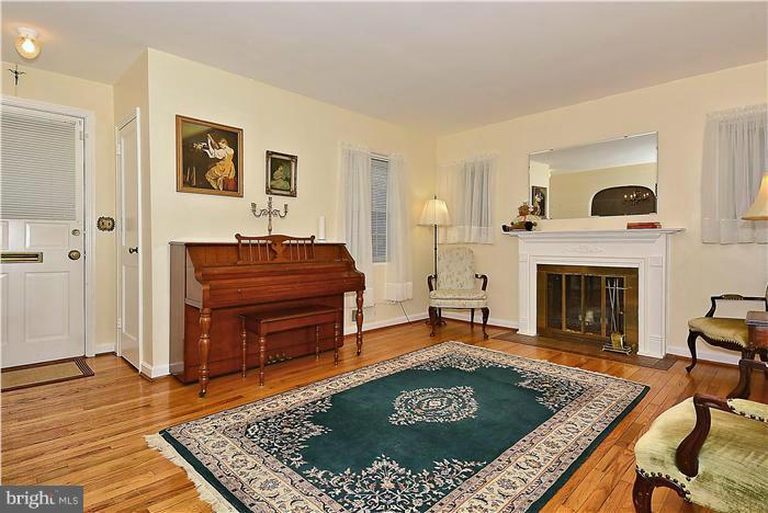 2802 Byron Street Silver Spring, MD 20902 - Photo 5 of 26 Living Room