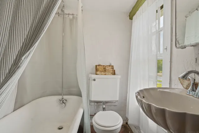 a view of an entryway of the house