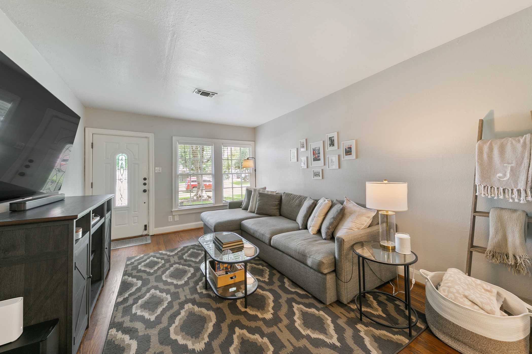 503 West 33rd Street Houston, TX 77018 - Photo 6 of 34 The living room features beautiful hardwood floors and large windows that fill the room with natural light.