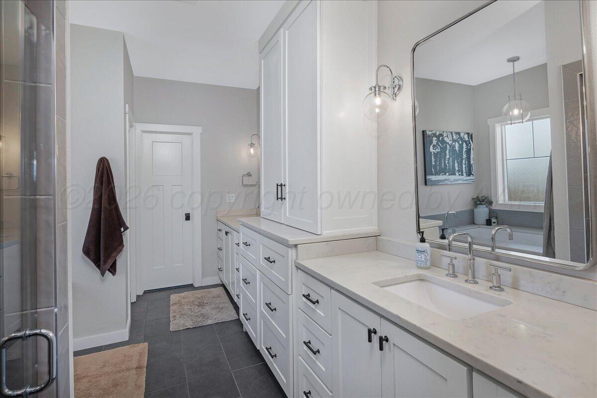 9800 Help Lane Amarillo, TX 79119 - Photo 11 of 44 Primary Bathroom