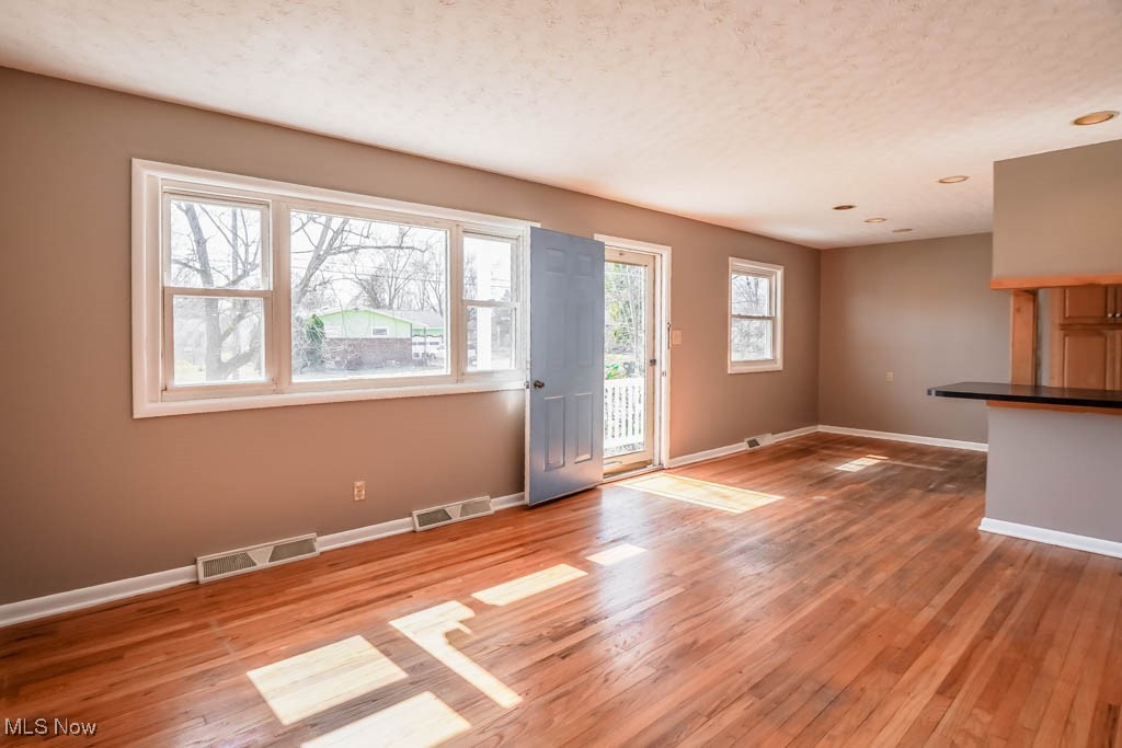 2305 Liberty Road Stow, OH 44224 - Photo 3 of 35 Living Room