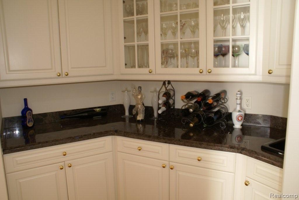 5545 Leeds Court Rochester, MI 48306 - Photo 8 of 15 Butler Pantry