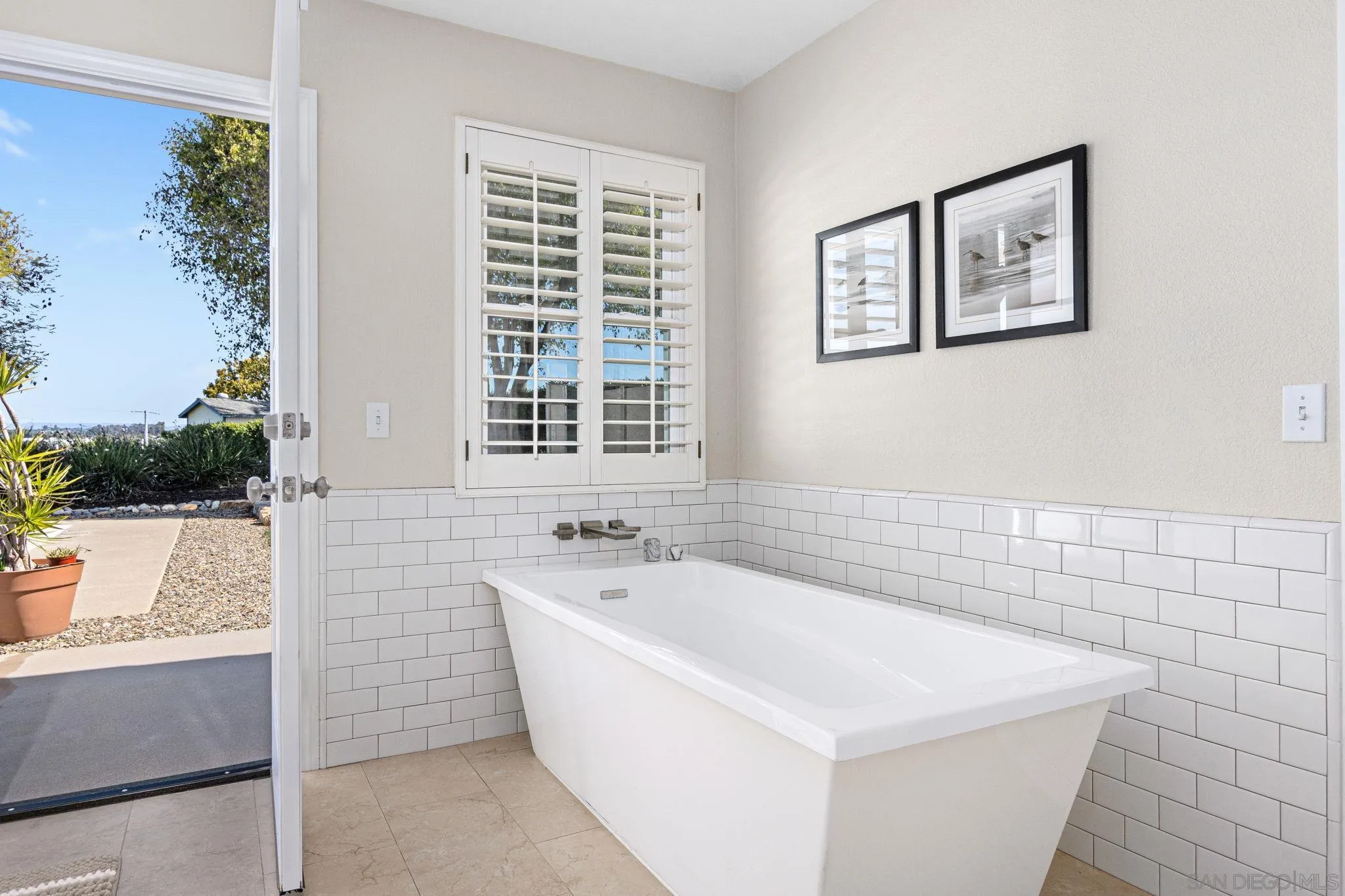 360 Futurity Lane Fallbrook, CA 92028 - Photo 22 of 58 a bathroom with a bathtub and a sink