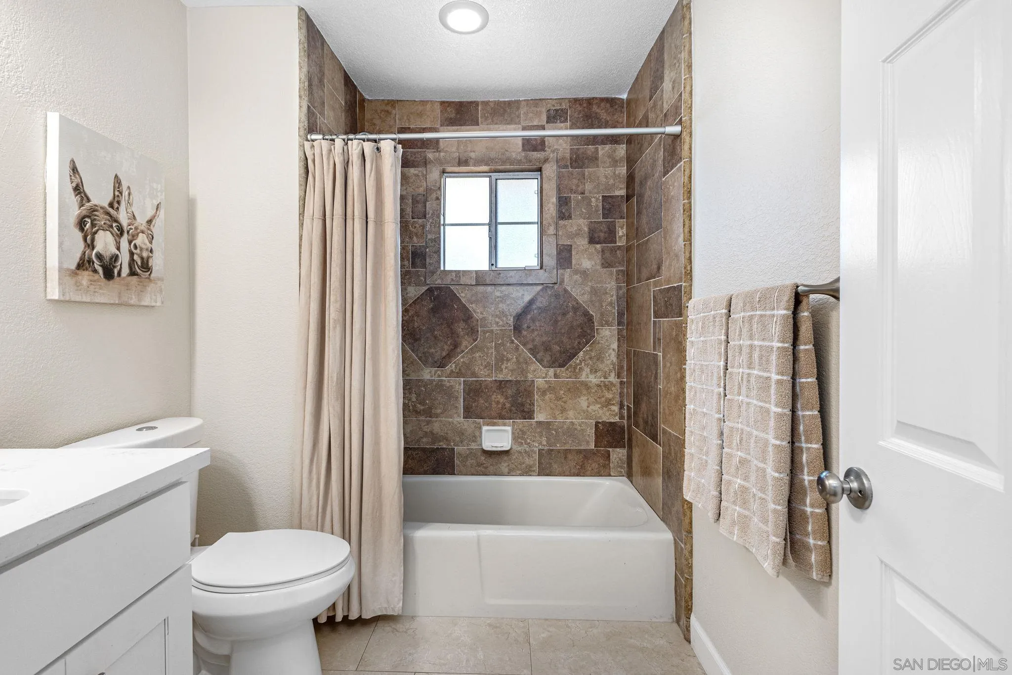 360 Futurity Lane Fallbrook, CA 92028 - Photo 27 of 58 a bathroom with a toilet and a bathtub