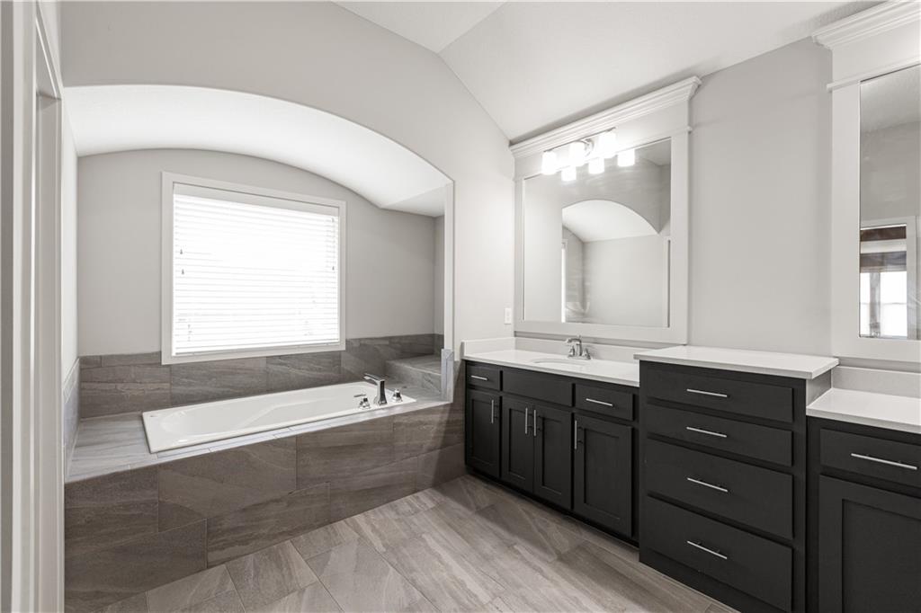 9196 Green Road Lenexa, KS 66227 - Photo 28 of 56