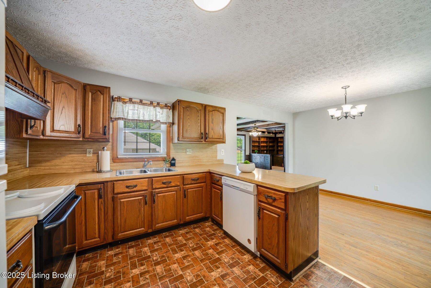7608 Smyrna Road Louisville, KY 40228 - Photo 11 of 57 photo_online_010