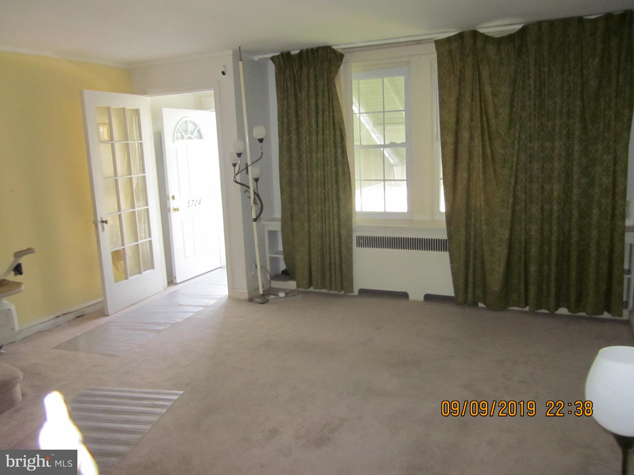 5724 Nassau Road Philadelphia, PA 19131 - Photo 2 of 18 Living room