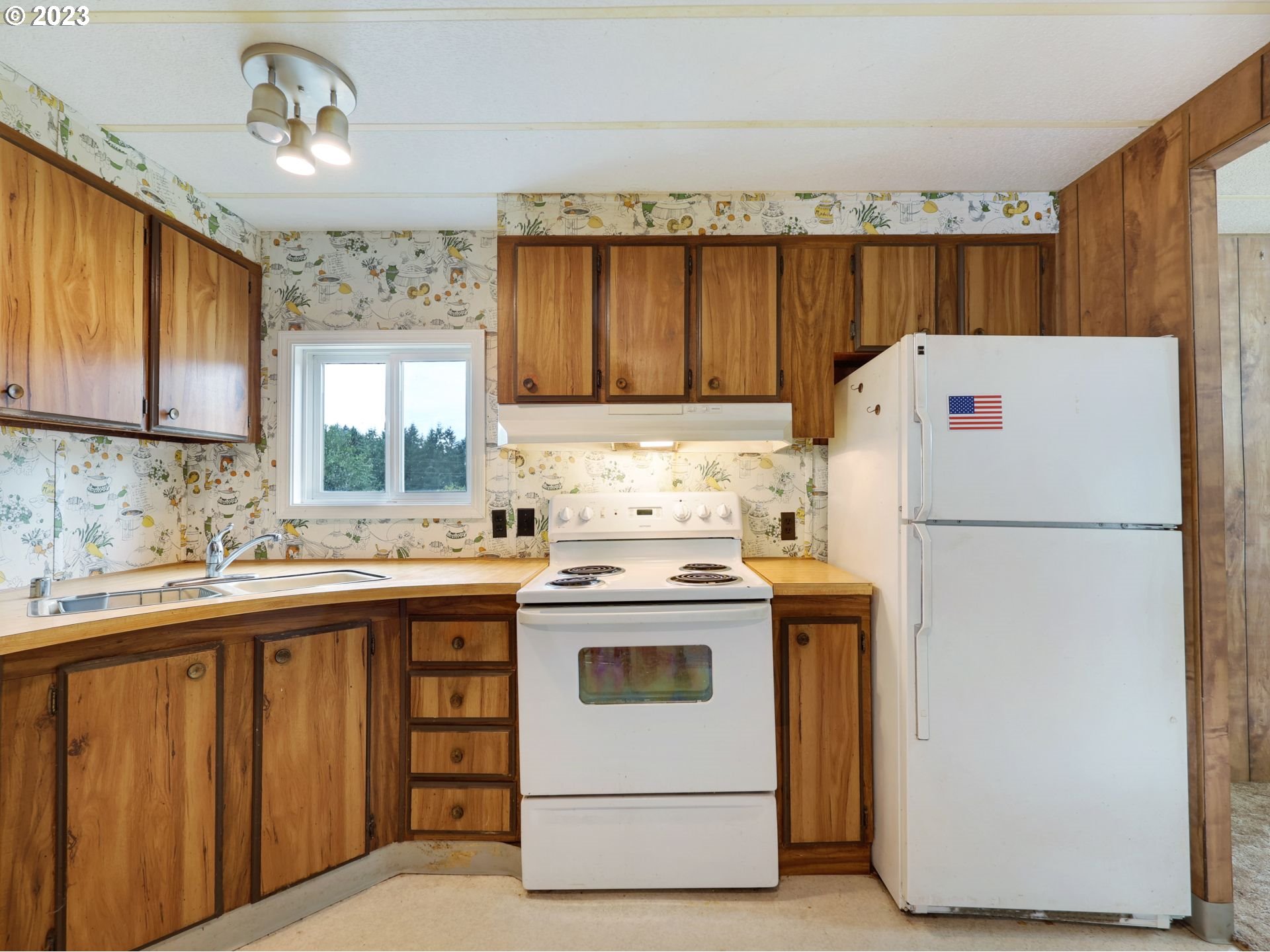 92074 Maki Road Astoria, OR 97103 - Photo 13 of 36 a kitchen with a white stove top oven and refrigerator