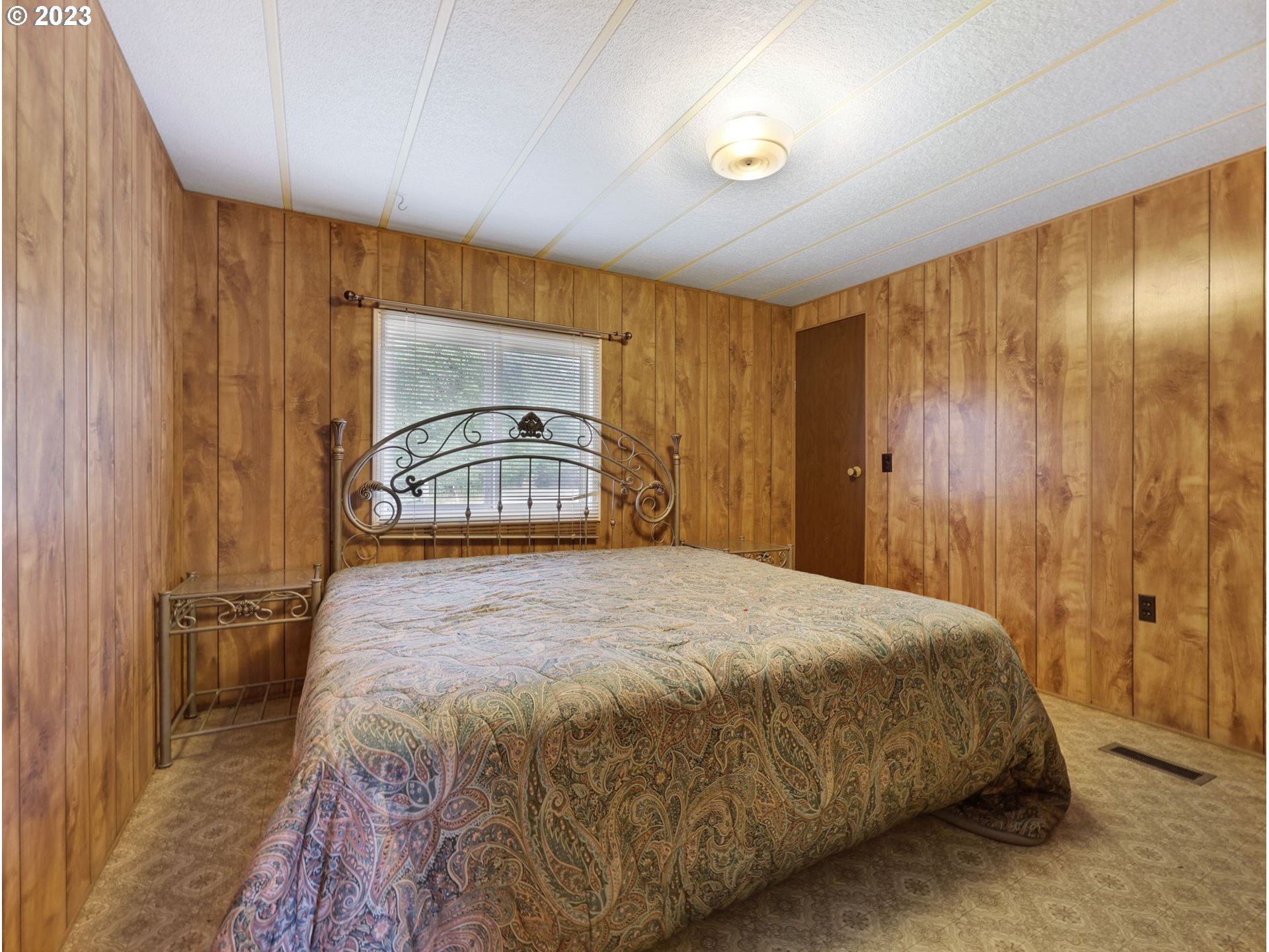92074 Maki Road Astoria, OR 97103 - Photo 24 of 36 a bedroom with a bed and a closet