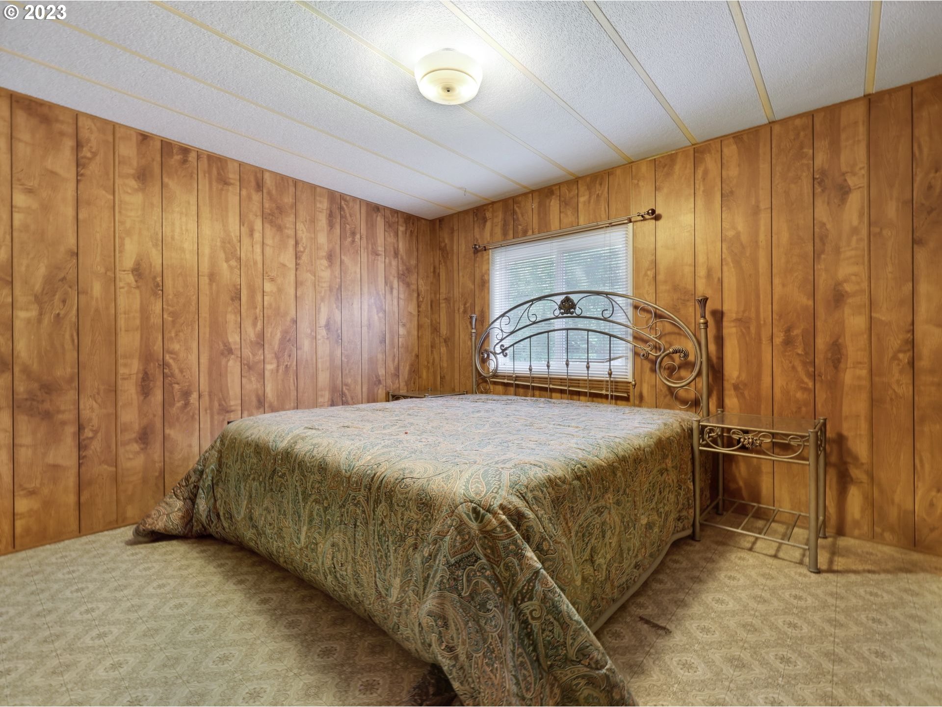 92074 Maki Road Astoria, OR 97103 - Photo 25 of 36 a bedroom with a bed and a window