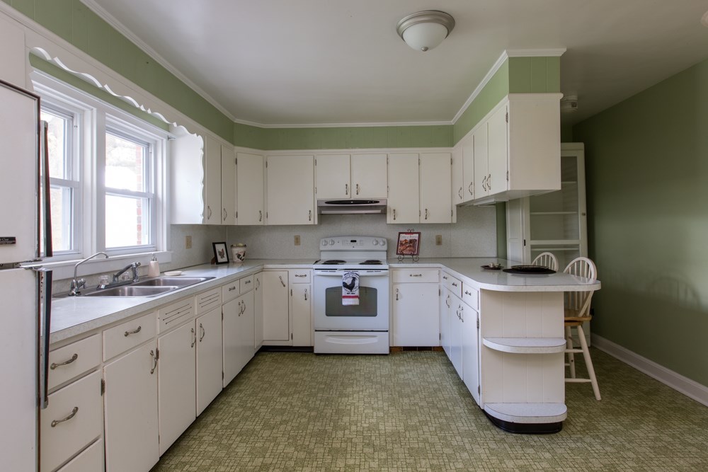 Eat in kitchen with lots of cabinet space.