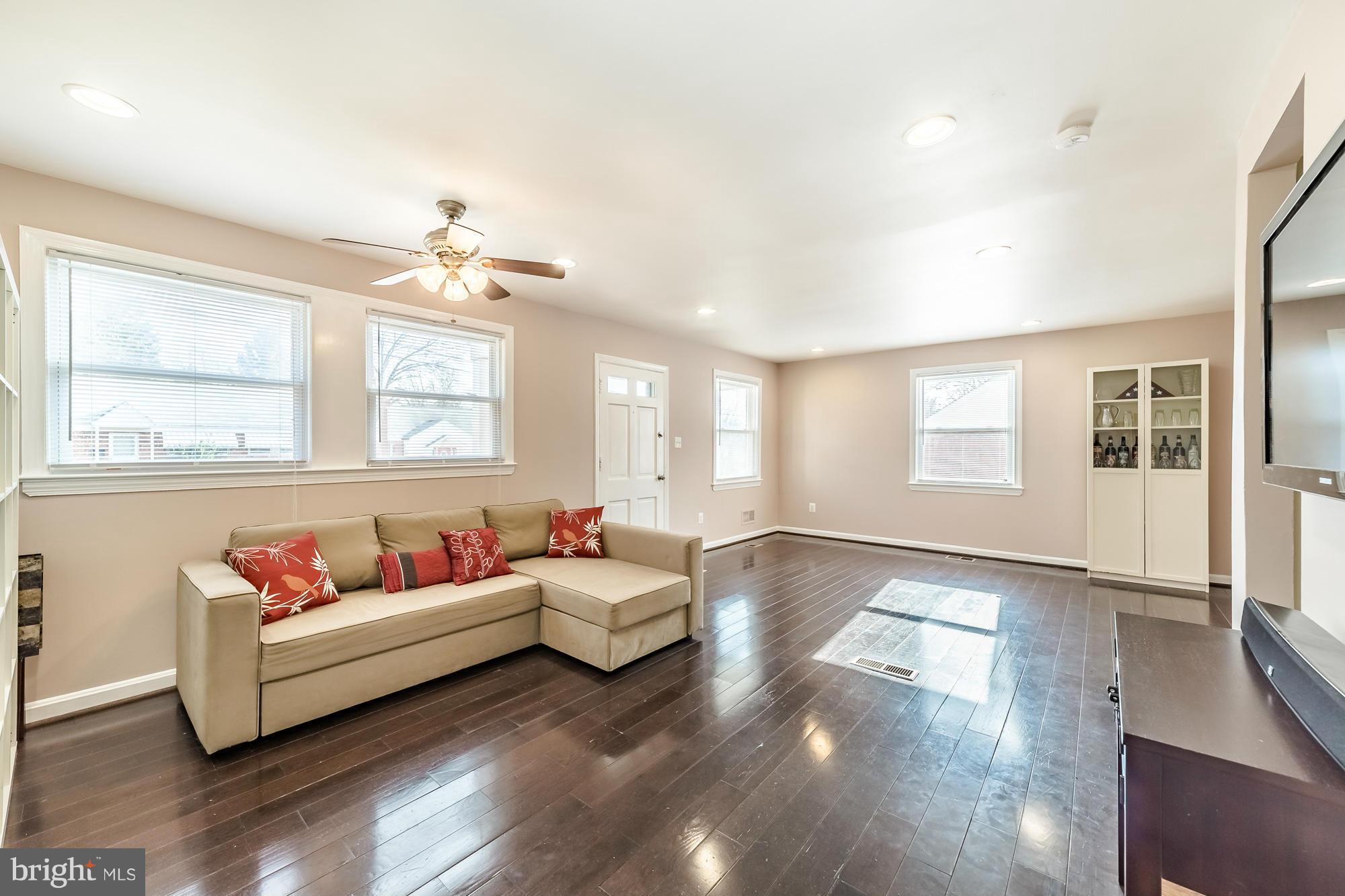 10806 Jewett Street Silver Spring, MD 20902 - Photo 4 of 27 Living Room