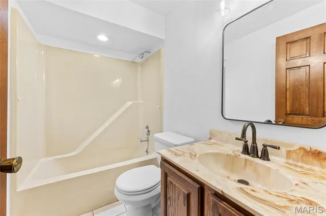 $170,000 | 5 Parkridge, Belleville, IL 62226