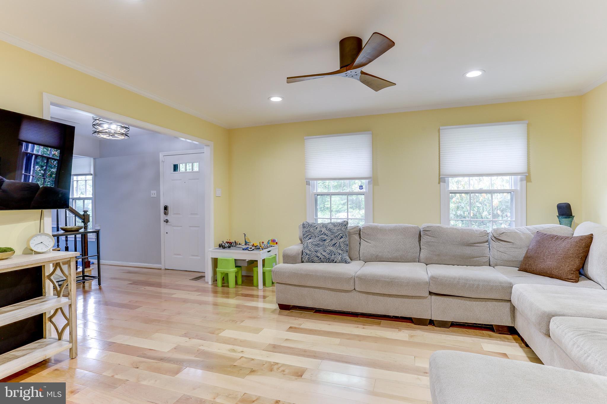 4011 Hummer Road Annandale, VA 22003 - Photo 6 of 56 Living room