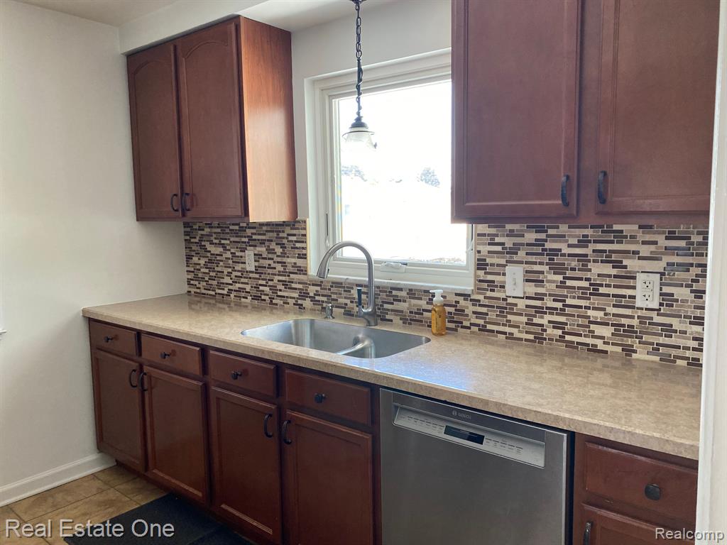 19312 Champaign Road Allen Park, MI 48101 - Photo 18 of 31 Gallery Image 18