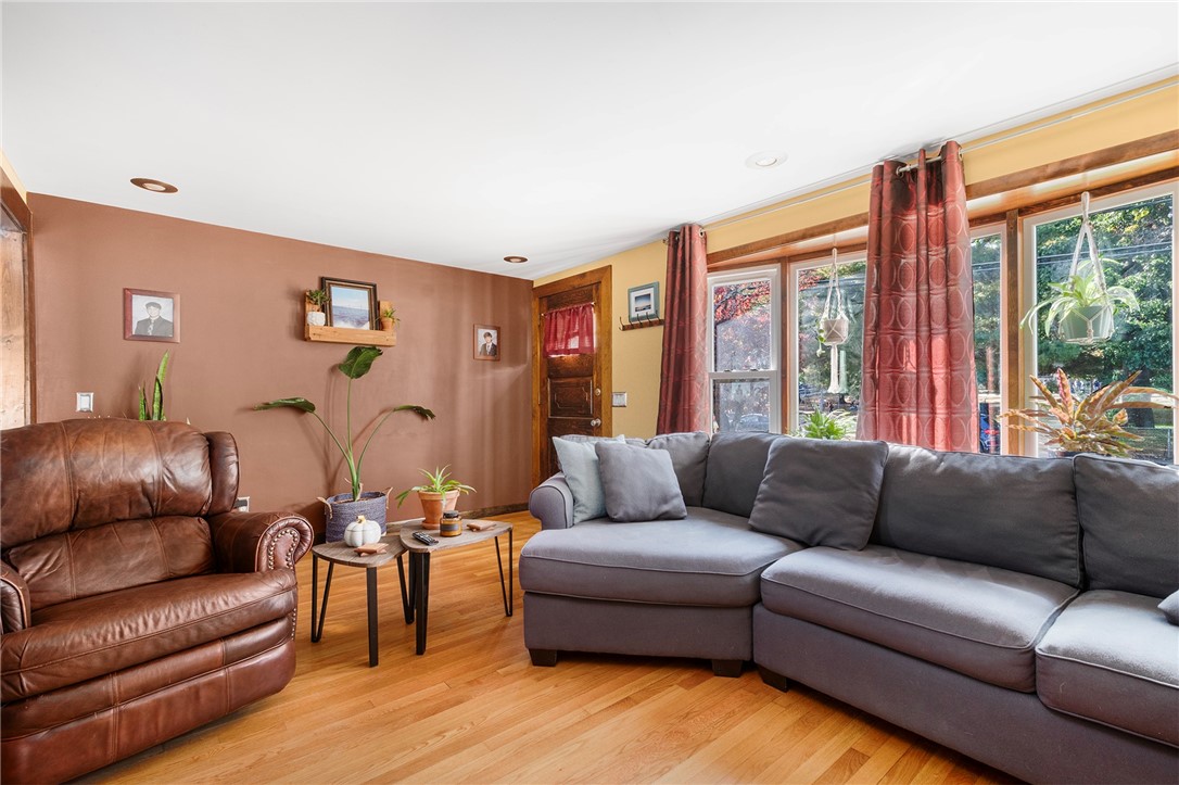 416 Budlong Road Cranston, RI 02920 - Photo 8 of 47